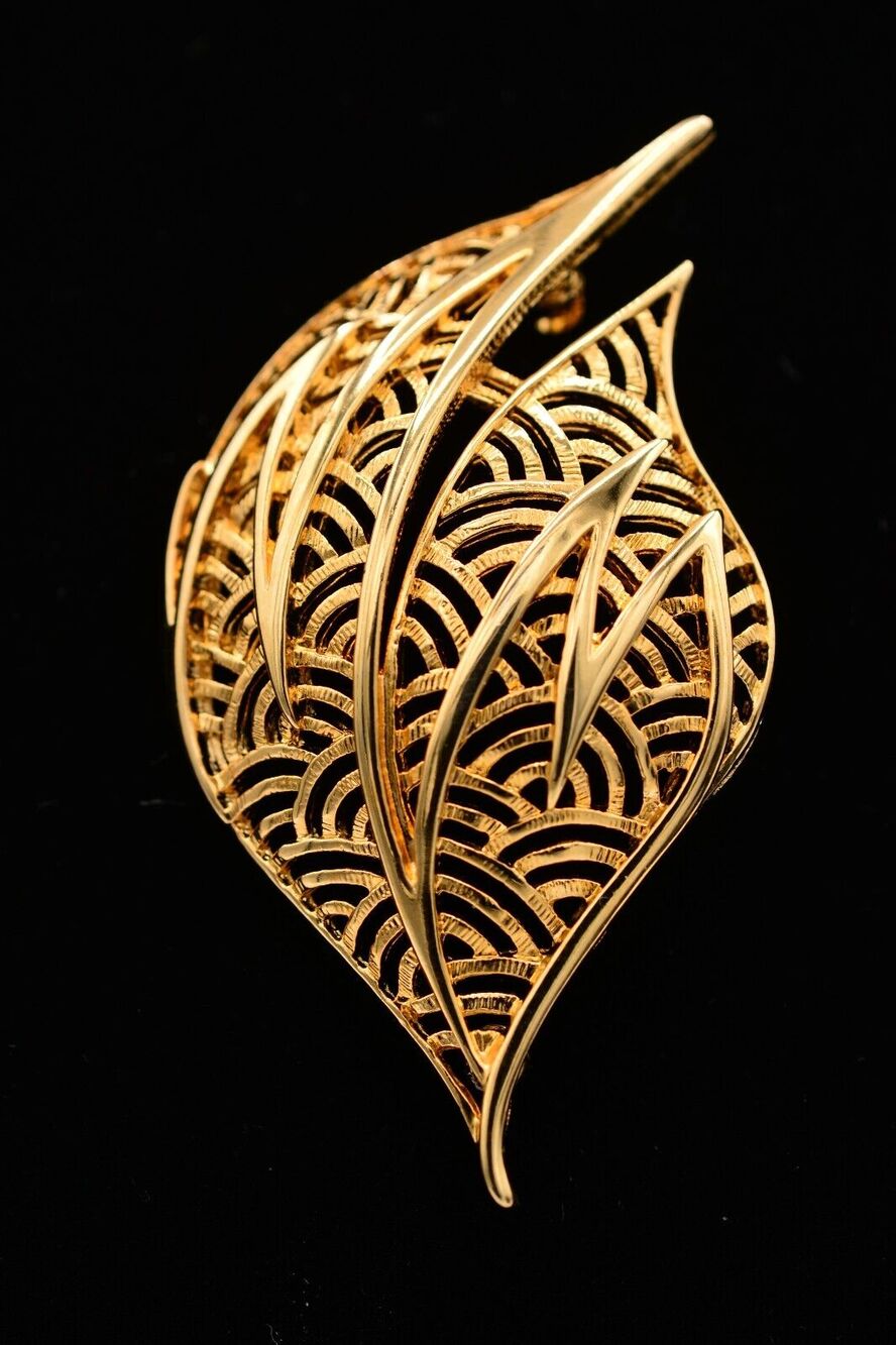 TAT Vintage Leaf Pin Brooch Gold Tone Filigree Shiny Chunky Signed 1980s BinF